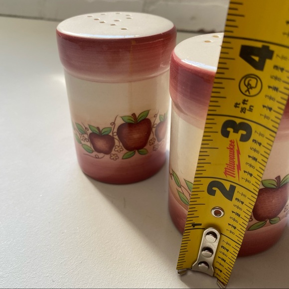 Salt and Pepper Shakers with Apples - Picture 6 of 8